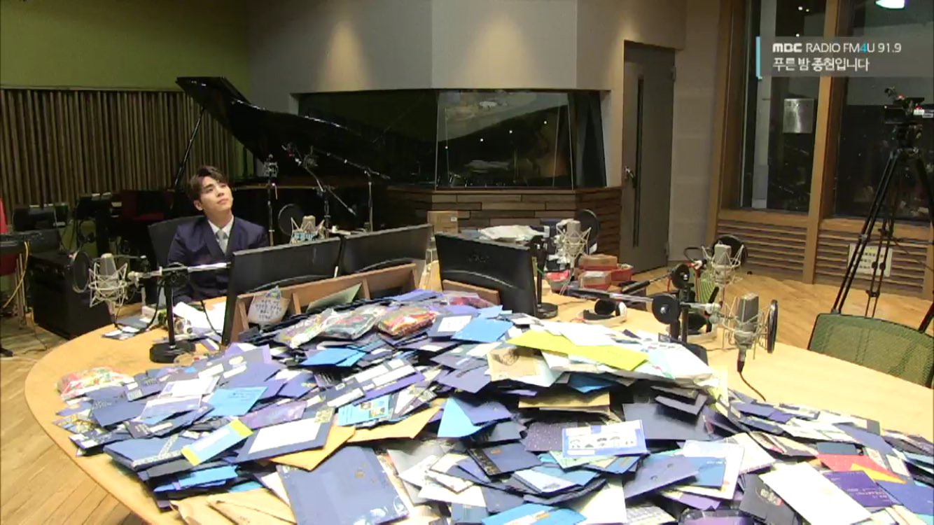 마지막 인사를 건네는 자신만의 예의라며 마지막 방송에 푸른색 수트를 입고 나타난 디제이 | 인스티즈