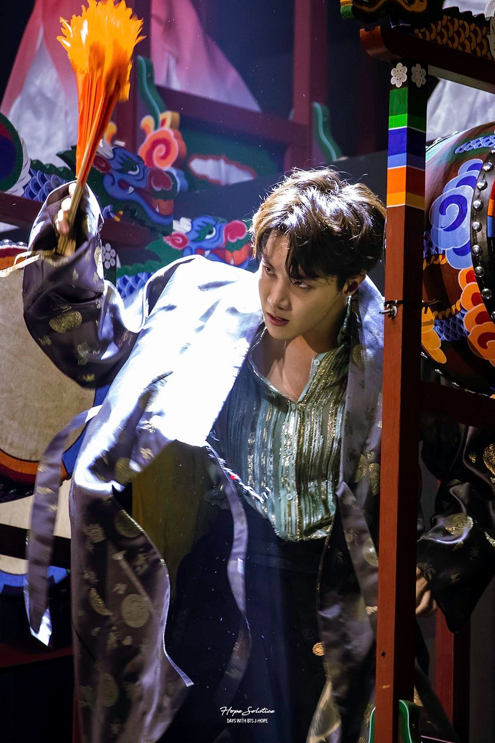 방탄팬들이 투표하면 거의 반반으로 나뉜다는 레전드 무대 2개 | 인스티즈