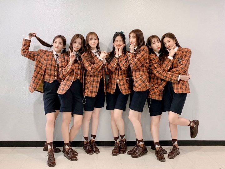 무대의상으로 하의를 바지만 입히는 신인여돌 코디 | 인스티즈