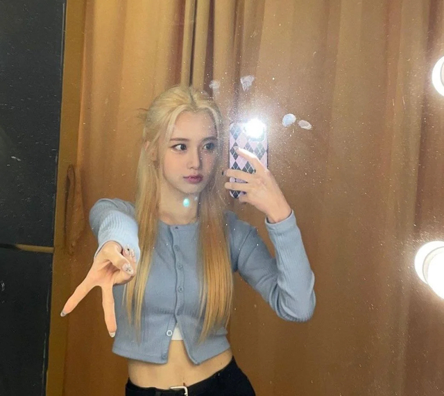 요즘 아이돌들이 많이 한다는 갸루피스 포즈 | 인스티즈