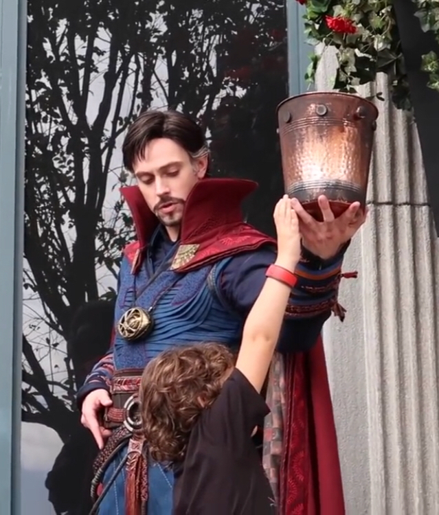 디즈니랜드의 닥터스트레인지 & 로키 | 인스티즈