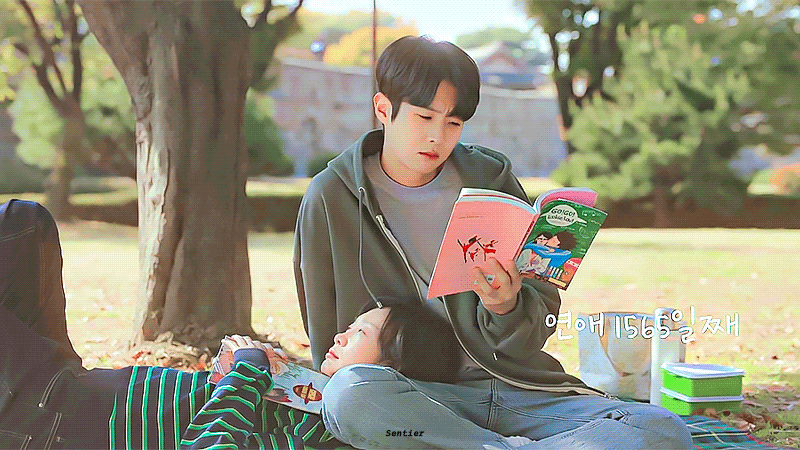 그 해 우리는에서 거의 매회 센스 있다고 언급 많은 교복~캠퍼스~오피스를 넘나드는 최우식X김다미 사계절 시밀러 룩.gifs | 인스티즈