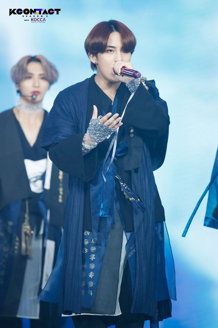 디자이너가 곡 컨셉에 듣고 만들었다는 남돌 한복 의상.jpg | 인스티즈