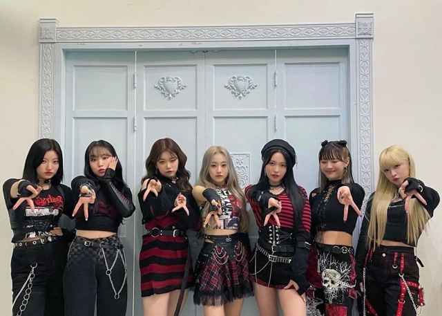 요즘 아이돌들이 많이 한다는 갸루피스 포즈 | 인스티즈