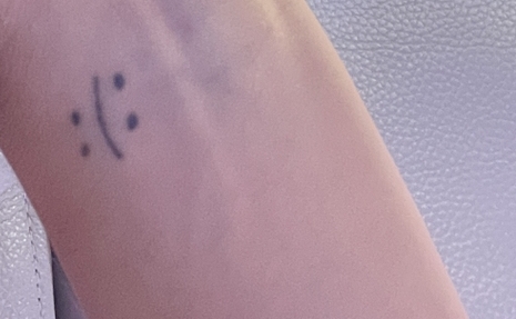 대면팬싸하면서 타투 보여주는 아이돌 (누군지 궁예하면서 들어오기) | 인스티즈