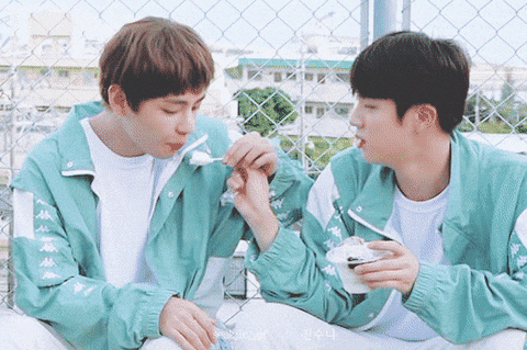 방탄으로 보는 음식 나눠먹기 레벨(방석이들은 어디까지 가능🤔❓️) | 인스티즈