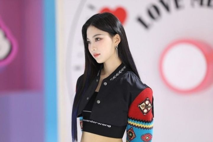 눈썹 모양 새로 바뀐듯한 스테이씨 아이사.jpg | 인스티즈