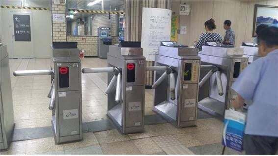 방석이가 선호하는 지하철 개찰구는? | 인스티즈