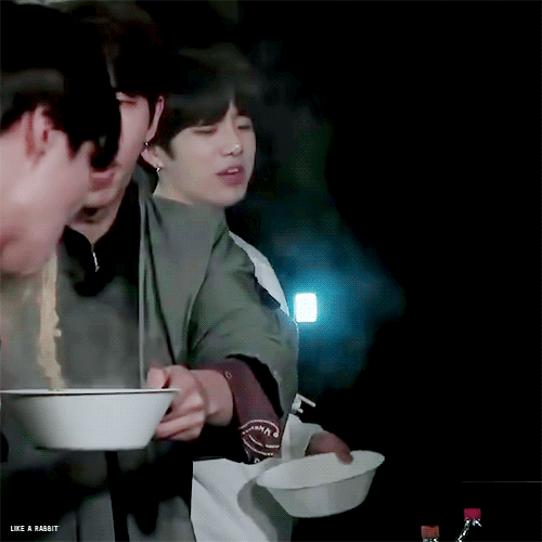 방탄으로 보는 음식 나눠먹기 레벨(방석이들은 어디까지 가능🤔❓️) | 인스티즈