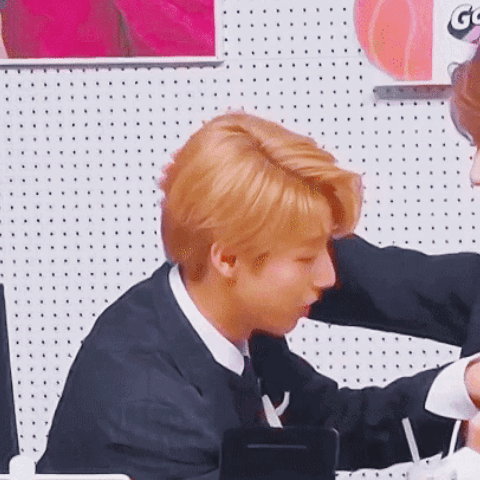 약간 신기한 남자아이돌들의 뒤통수.gif | 인스티즈
