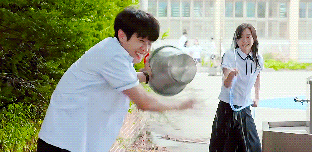 그 해 우리는에서 거의 매회 센스 있다고 언급 많은 교복~캠퍼스~오피스를 넘나드는 최우식X김다미 사계절 시밀러 룩.gifs | 인스티즈