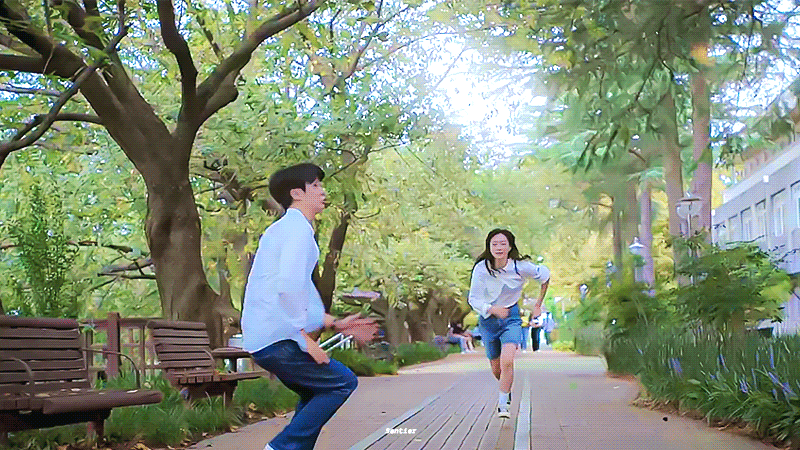 그 해 우리는에서 거의 매회 센스 있다고 언급 많은 교복~캠퍼스~오피스를 넘나드는 최우식X김다미 사계절 시밀러 룩.gifs | 인스티즈