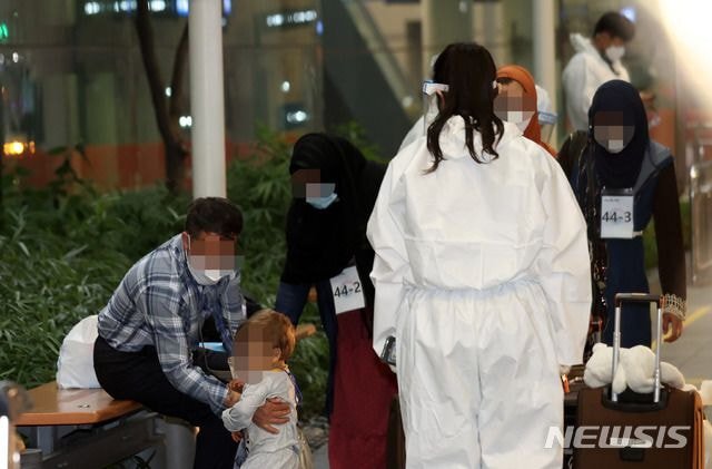 인형 들고 입국하는 아프간 어린이들 | 인스티즈