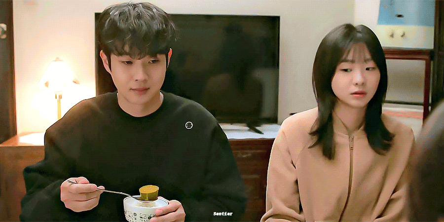 그 해 우리는에서 거의 매회 센스 있다고 언급 많은 교복~캠퍼스~오피스를 넘나드는 최우식X김다미 사계절 시밀러 룩.gifs | 인스티즈