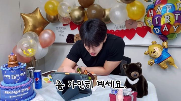호락호락하지 않은 남돌의 뭔가 웃긴 생일 브이앱 | 인스티즈