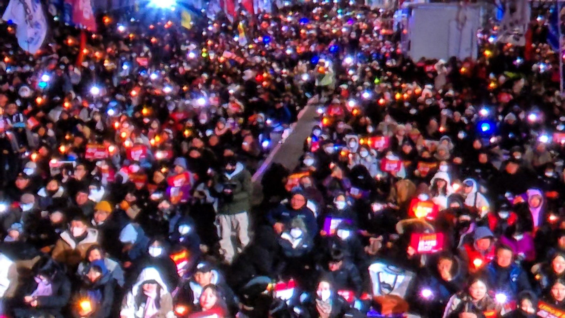 아이돌 팬들이 흔드는 야광봉을 보면서 희망을 느꼈다는 홍사훈 기자님 | 인스티즈