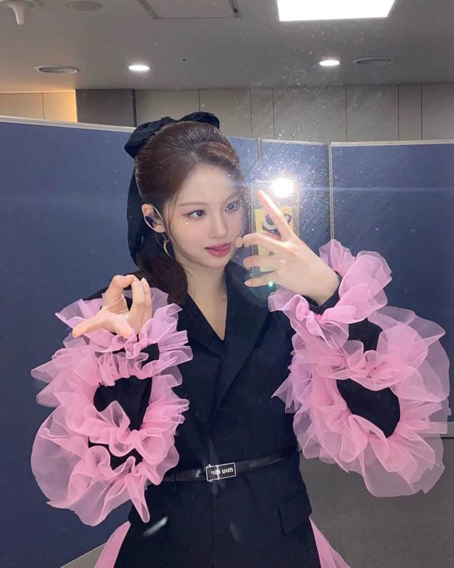 요즘 아이돌들이 많이 한다는 갸루피스 포즈 | 인스티즈