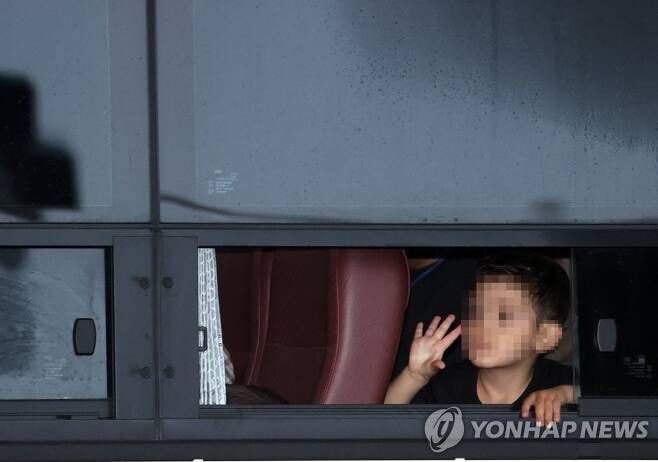 인형 들고 입국하는 아프간 어린이들 | 인스티즈