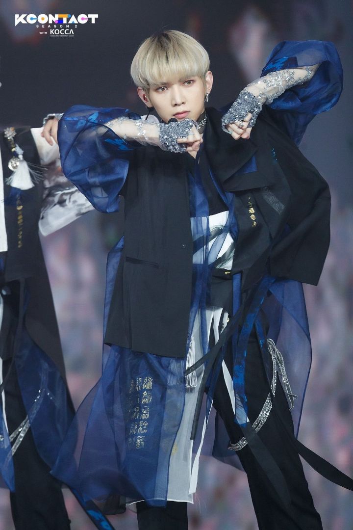 디자이너가 곡 컨셉에 듣고 만들었다는 남돌 한복 의상.jpg | 인스티즈