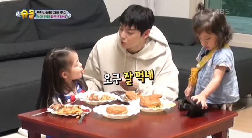 [슈돌] 항상 동생들 챙겨주던 나은이가 은우삼촌에게 어리광 부리는 순간들 | 인스티즈