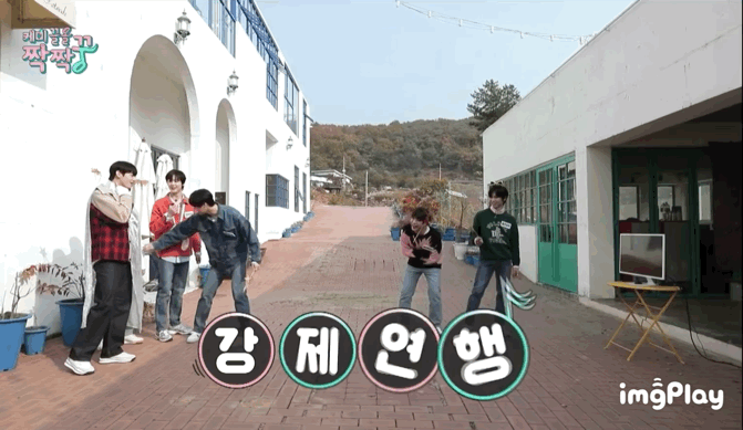 냅다 똥먹는 아이돌.gif | 인스티즈