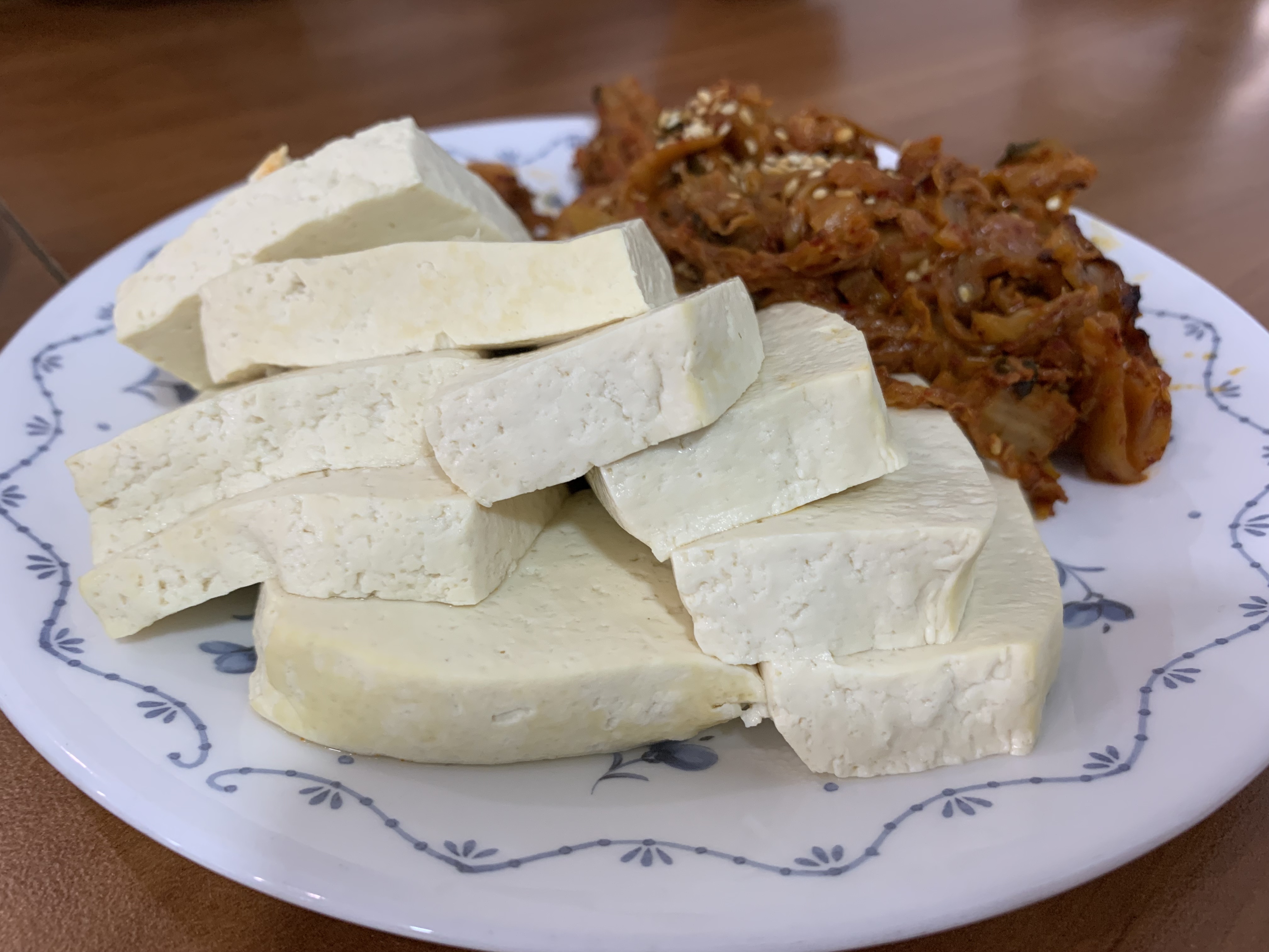 해외서 사는데 여기 고려인이 두부를 판다는거임 사장이 블라디미르라고 되있어서 뭔가 신뢰 안갔는데 두부 만드는 할머님 이름이 봉순례임 | 인스티즈