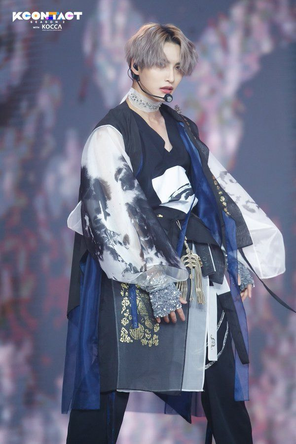 디자이너가 곡 컨셉에 듣고 만들었다는 남돌 한복 의상.jpg | 인스티즈