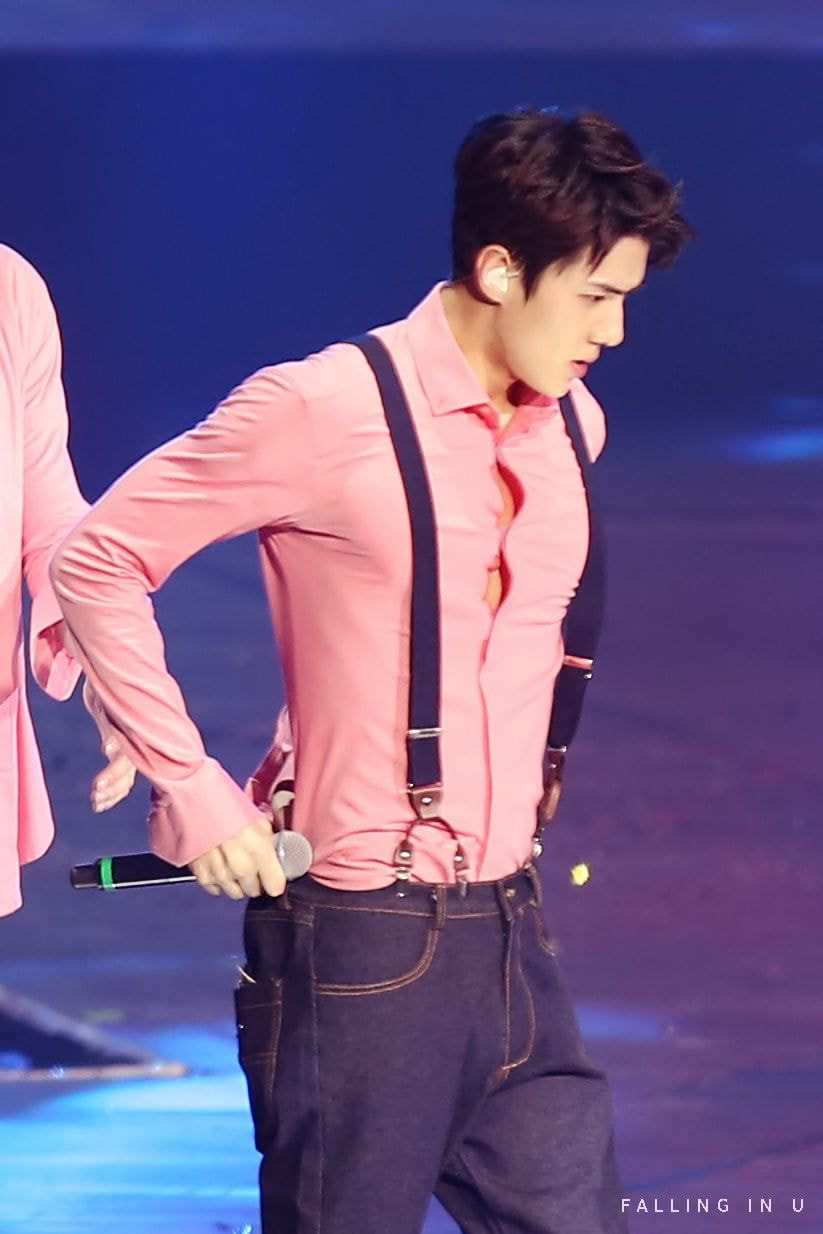 콘서트 도중 다인원 아이돌이 옷을 급하게 갈아입으면 일어나는 일 (feat.세훈 시우민) | 인스티즈