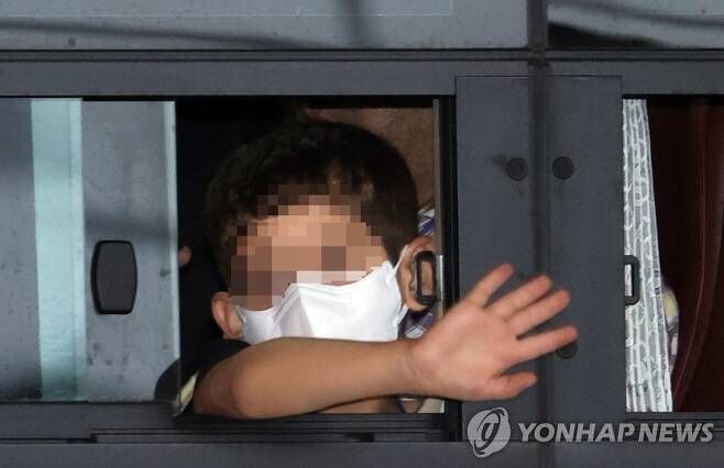 인형 들고 입국하는 아프간 어린이들 | 인스티즈