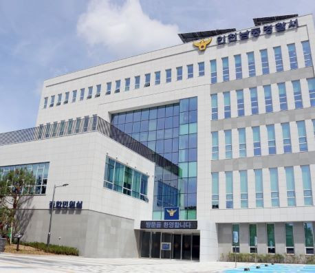 숨진 남성 목에서 사라진 1100만원 금목걸이…출동 경찰관 5명 조사 | 인스티즈