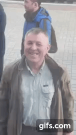 아빠는 전쟁에 참전하고 가족들은 열차타고 피난가는 우크라이나의 한가족.gif | 인스티즈