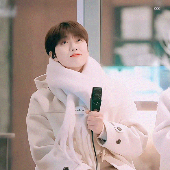 산들, 효정이 같은 소속사 후배 효진을 바라보는 방법…gif | 인스티즈