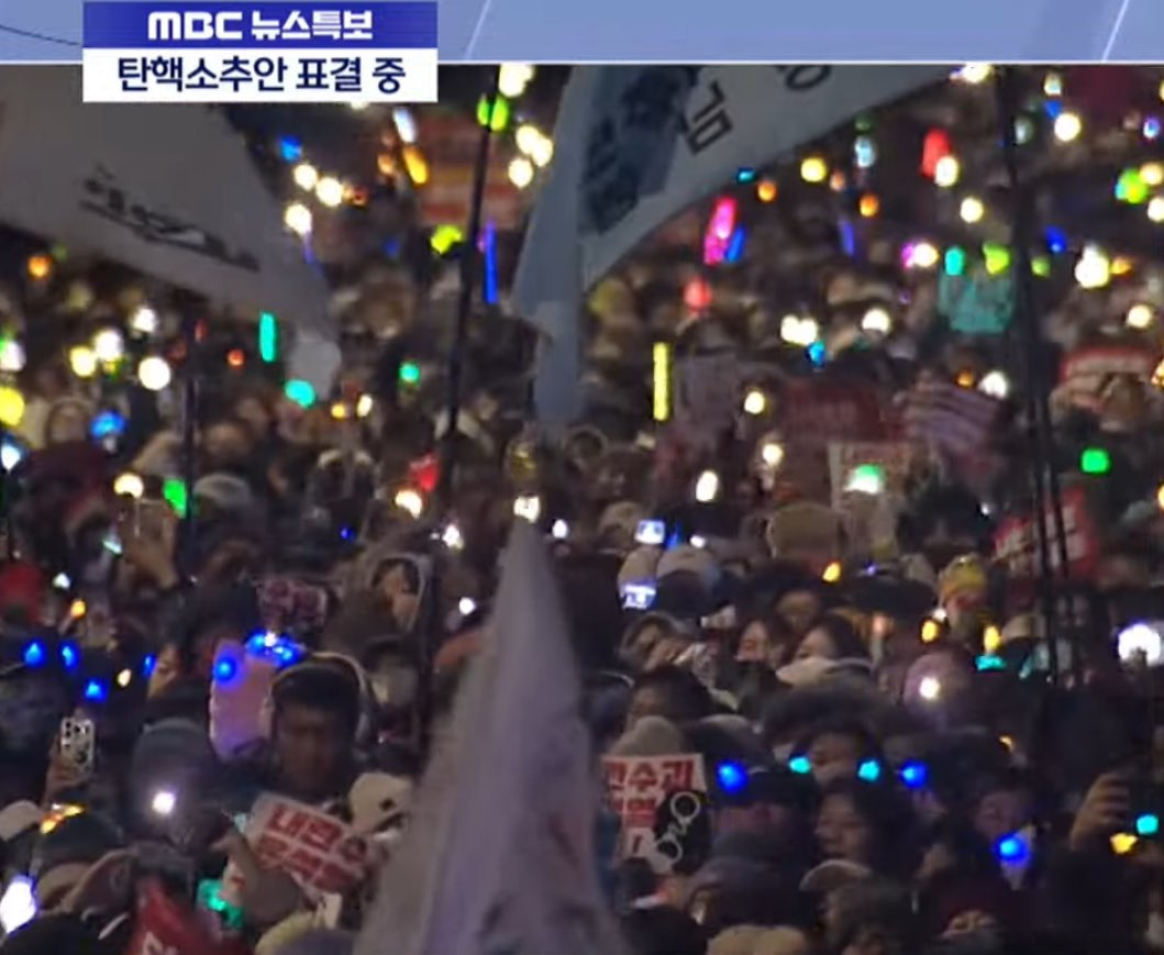 아이돌 팬들이 흔드는 야광봉을 보면서 희망을 느꼈다는 홍사훈 기자님 | 인스티즈