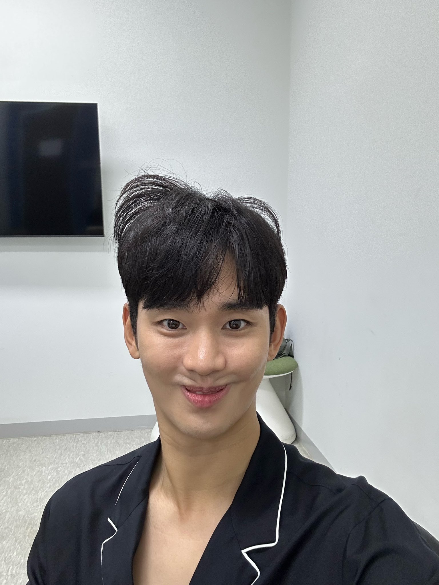 김수현 버블 구독중인데 남친짤 말고 과에서 착하고 잘생겼는데 좀 모자란친구 짤만 잔뜩 보내줌 | 인스티즈