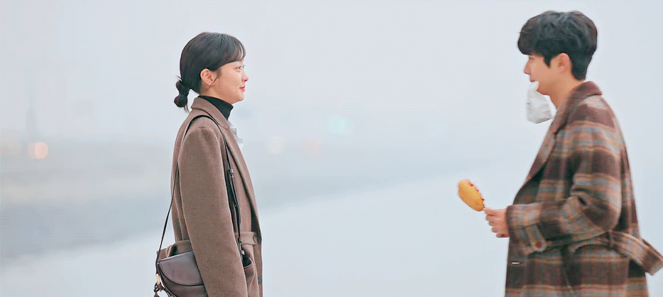 그 해 우리는에서 거의 매회 센스 있다고 언급 많은 교복~캠퍼스~오피스를 넘나드는 최우식X김다미 사계절 시밀러 룩.gifs | 인스티즈