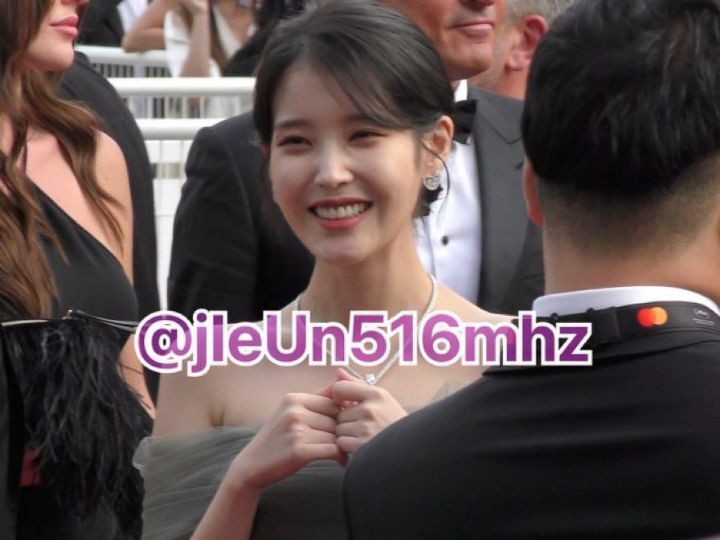 칸 레드카펫에 팬 엄청 많이 와서 땀 뻘뻘 흘리면서 사인 해준 아이유 | 인스티즈