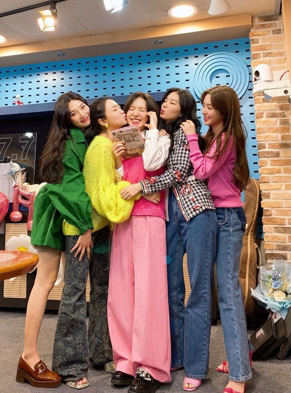 출근길에서 조이 급하게 외면하는 레드벨벳 멤버들 | 인스티즈