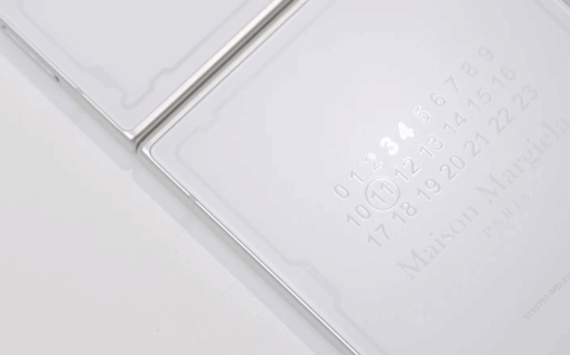 삼성 역사상 가장 간지나는 폰이라는 갤럭시Z플립4 메종 마르지엘라 실물.gif | 인스티즈