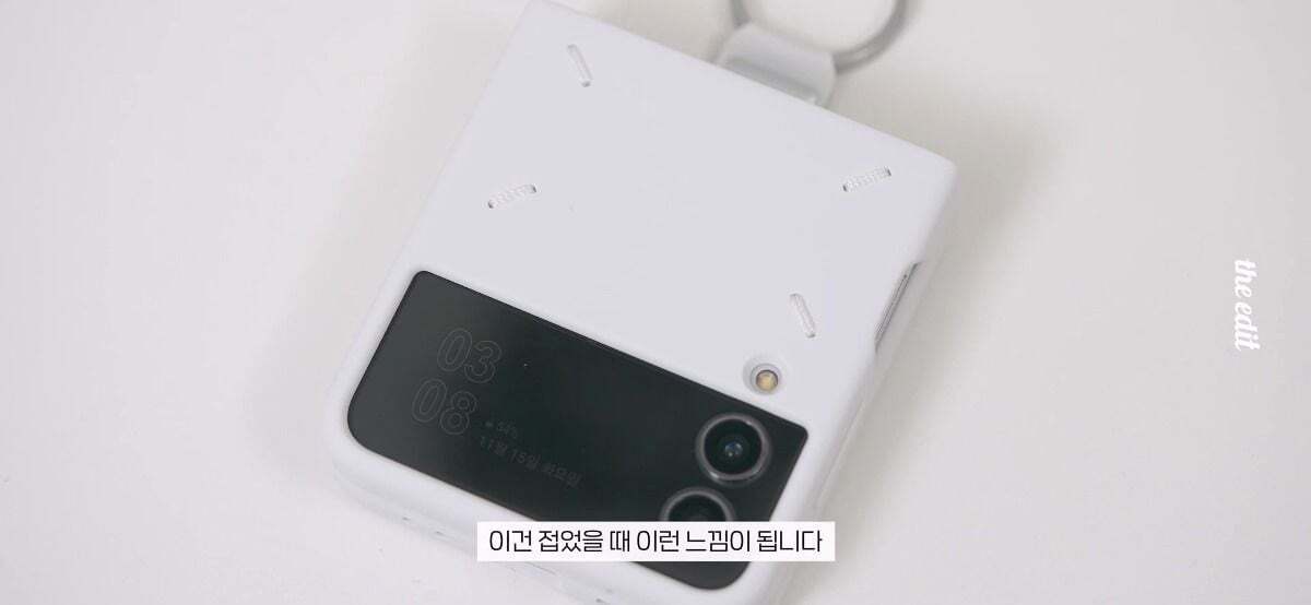 삼성 역사상 가장 간지나는 폰이라는 갤럭시Z플립4 메종 마르지엘라 실물.gif | 인스티즈