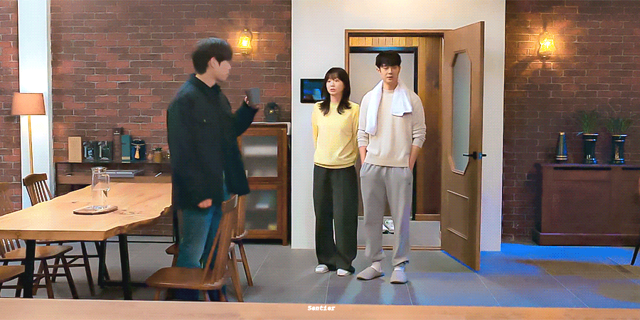 그 해 우리는에서 거의 매회 센스 있다고 언급 많은 교복~캠퍼스~오피스를 넘나드는 최우식X김다미 사계절 시밀러 룩.gifs | 인스티즈