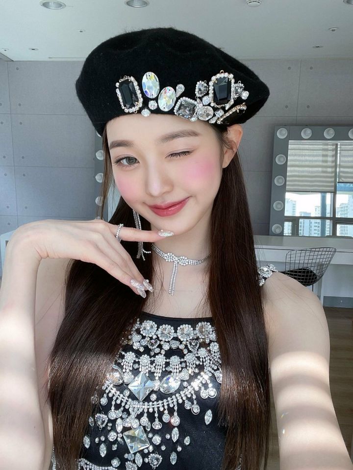 팬들이 많이 좋아하는 아이돌 무대 착장이지만 정작 아이돌 좋아했던, 좋아하는 군것질 말하는 달글멤버는 고통받는 패션템 | 인스티즈