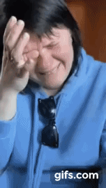 아빠는 전쟁에 참전하고 가족들은 열차타고 피난가는 우크라이나의 한가족.gif | 인스티즈