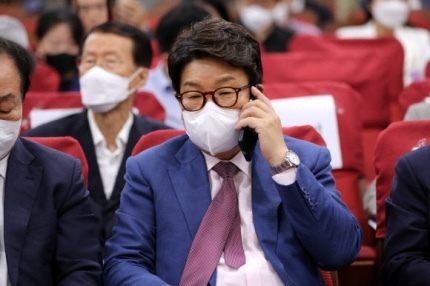 대통령실 사적 채용 논란에 권성동"9급 갖고 무슨”…"9급 되려 피땀 흘려 공부하는데” 여론 부글 | 인스티즈