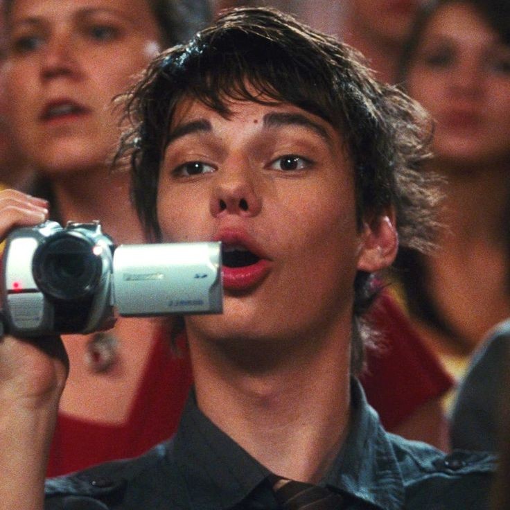 책에는 왼쪽같은 등신머저리로 그려놧으면서 영화는 정말 너무나도과분한미남으로 캐스팅을 해놔서 몰입이너무안됨.twt | 인스티즈