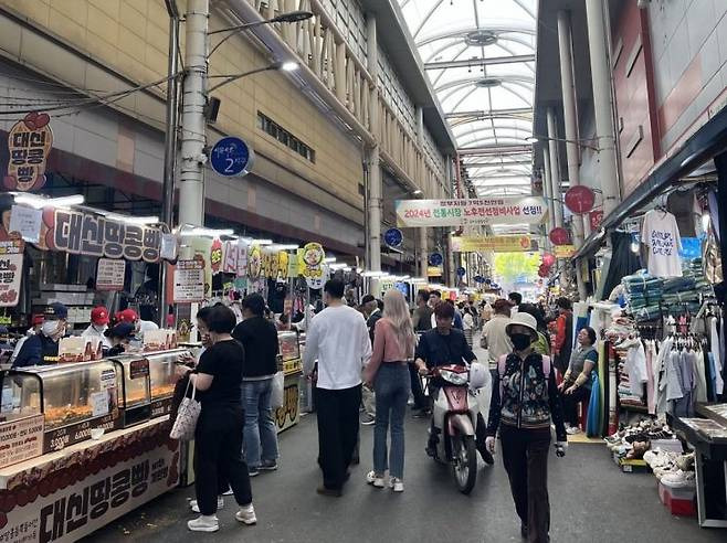 "우리는 무조건 국민의힘 찍는데이" 尹 탄핵에도 보수만 바라보는 서문시장 | 인스티즈