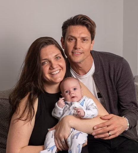 '두 번 태어난' 영국 아기 화제…임신부 난소암 발견한 의사의 결단 | 인스티즈