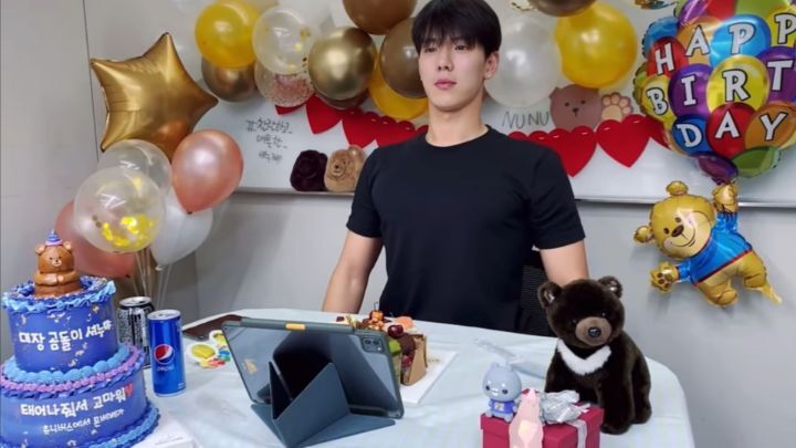 호락호락하지 않은 남돌의 뭔가 웃긴 생일 브이앱 | 인스티즈