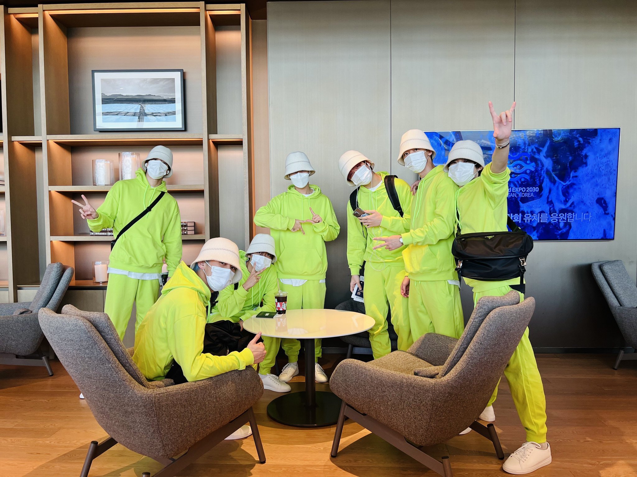 친한 친구들이랑 해외여행 가는데 모자+상하의+신발 다 똑같이 맞춰 입자고 하면 어떨 거 같음?.twt | 인스티즈