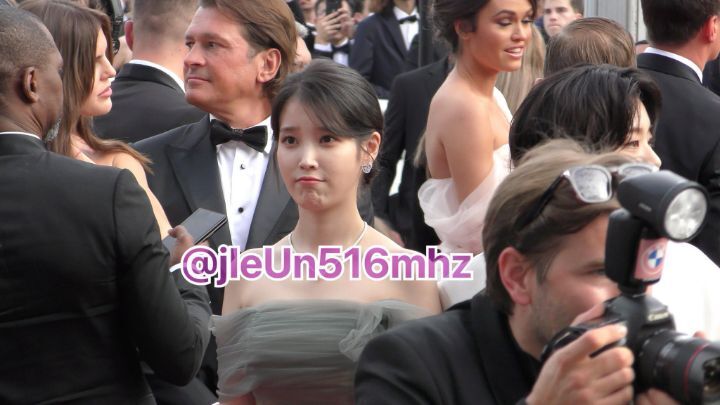 칸 레드카펫에 팬 엄청 많이 와서 땀 뻘뻘 흘리면서 사인 해준 아이유 | 인스티즈