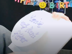 방탄코인 타려던 가게와 친분 걸리고 기싸움 하는 듯한 하이브 직원 (feat. 직원지인 케이크는 디자인 원작자 표기 없이 판매중) | 인스티즈